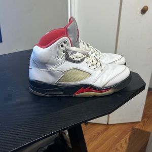 Size 9.5 Jordan five retro fire red 2013